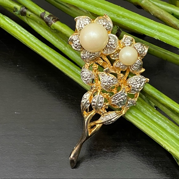 Vintage Unsigned Faux Pearl Flower Bouquet Brooch - Picture 1 of 10